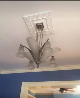 Люстра ар-деко (1930-е) EJG с литыми матовыми стеклянными абажурами из скольжения и тюльпанов - Изображение 1 из 4