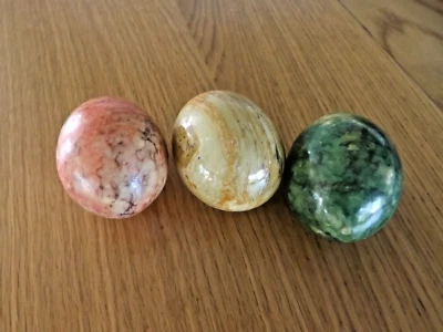 3 œufs en marbre ou albâtre ocre, vert et rose - Photo 1/4