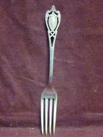 Lunt Sterling MONTICELLO DINNER FORK 7 1/4" 40 grams Mono On Back  B Cover
