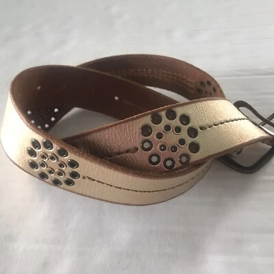 Ремень American Eagle Outfitters из натуральной кожи золотистый металлик с перевернутыми заклепками 33 дюйма - Изображение 1 из 4