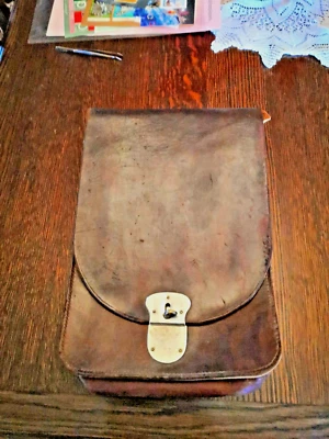 Ancienne sacoche latérale en cuir, porte carte année 1940 cuir épais. - Photo 1/4