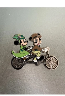 Prendedor exclusivo de Mickey Mouse y Minnie Mouse del Día de Patricio del Parque Disney Foto 1 de 2