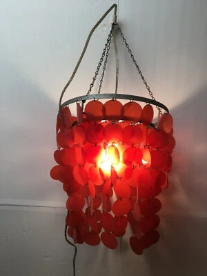 Lámpara de araña Capiz Shell roja de dos niveles de mediados de siglo moderna vintage de los años 60 Foto 1 de 4