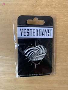 Yesterdays SDCC 2025 Thursday Heart Exclusive Pin - Bild 1 von 2
