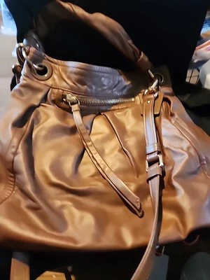 Cartera bandolera de cuero negra Coach Soho de colección cubierta antipolvo Foto 1 de 4