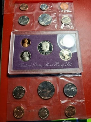 1990 U.S. MINT PROOF & UNCIRCULATED P & D SET COMPLETE C.O.A. & CASES. - Image 1 of 2