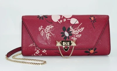 Bolso sin asas Valentino Garavani Demilune de cuero con cadena bordada, rojo, precio de venta sugerido por el fabricante $2,175 Foto 1 de 4
