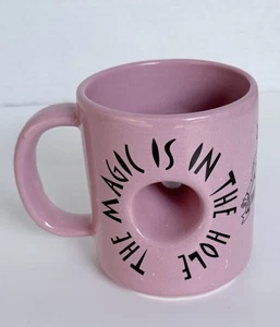 Taza de café vudú donut The Magic Is In The Hole taza rosa taza de coleccionista - Imagen 1 de 6