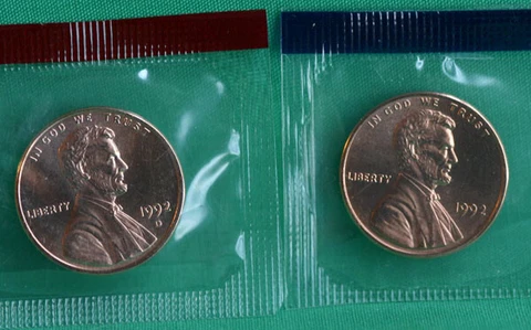 1992 P and D Lincoln Cent 2-Coin from US Mint Set UNC Cello One Cent Penny Set Cover