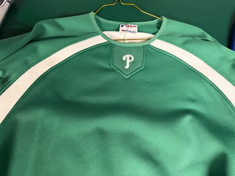 AUTHENTIC PHILADELPHIA PHILLIES TEAM WORN SWEATSHIRT - USED - L/XL Cover