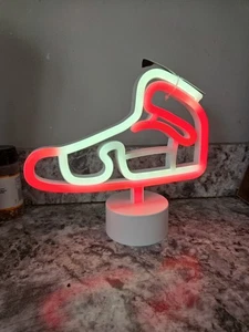 Zapatilla deportiva neón rojo claro y blanco 10 pulgadas de ancho 6 pulgadas de alto - Imagen 1 de 5