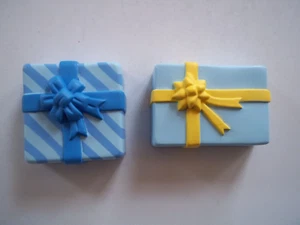 2 VERPACKTE GESCHENKE / GESCHENKE Kunststoff Figur Misfit Toys Rudolph GOTANBETERIN SPIELEN - Bild 1 von 7