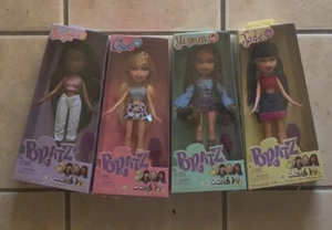 Bratz 2023 Jade Cloe Sasha Yasmin Set MGA Bratz Ensemble Set Lotto - Foto 1 di 4