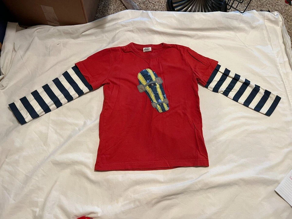 Mini camiseta vermelha Boden com design de skate e mangas compridas listradas, tamanho 7-8 - Imagem 1 de 1