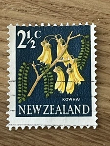 New Zealand Used Stamp - Pictorial Definitives, 1960 - Kowhai 3 d, SG 785 - Picture 1 of 4