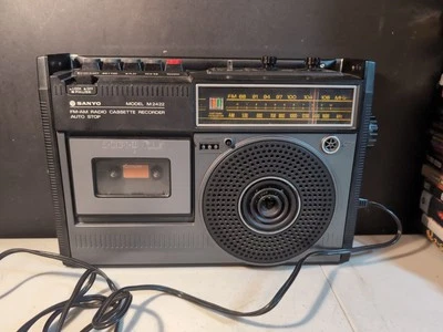 Radio Cassette Grabadora Boombox Sanyo Micrófono AC/DC Indicador Aux Bat De Colección Funciona Foto 1 de 4