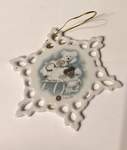 Adorno de Navidad Copo de Nieve 2004 TBC Giftco 4" Boyd's Bear Porcelana - Imagen 1 de 2