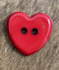 Red Heart Buttons Valentine’s Day 2 hole 13 x 13.5mm Pack of 6 - Picture 1 of 4