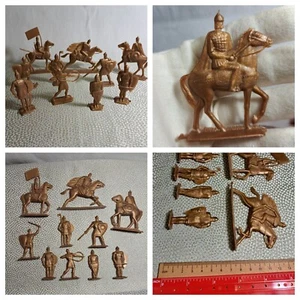 Vintage 1980er sowjetisches Spielzeug Set 10 bronzefarbene russische Bogatyr-Soldaten aus Kunststoff selten - Bild 1 von 9