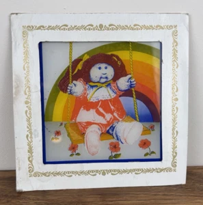 Vintage Karnevalspreis Glasdruck Kohl Aufnäher Kind auf Schaukel Retro Regenbogen 80er - Bild 1 von 7