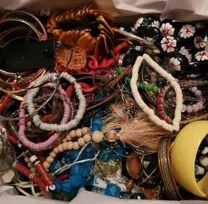 Vintage bis jetzt Trödel Schublade Schmuck Lot Wundertüte Mix Ernte Handwerk Reparatur fast 9 Pfund - Bild 1 von 5