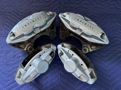Juego de pinzas de freno Infiniti G37 M37 M56 Q50 Q60 Q70 FX37 FX50 AKEBONO 2008-2019 Foto 1 de 4