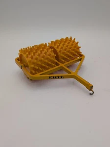 1/16 Ertl Bauernhof Spielzeug Schafe Fuß Roller Verdichter  - Bild 1 von 3
