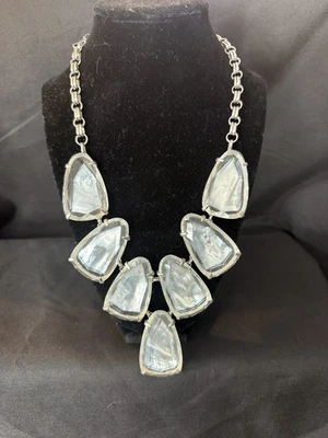 Collar babero Harlow KENDRA SCOTT en plata con piedra de madreperla blanca Foto 1 de 4