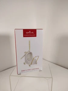 Hallmark Keepsake Baby’s First Christmas Porzellan Buggy Kinderwagen Ornament 2024 - Bild 1 von 7