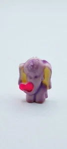 NOS 1" x 0,75" Zelluloid lila Elefant mit rosa Herz Anstecknadel Brosche - Bild 1 von 3