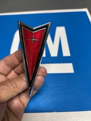 Pontiac Sunbird Emblem J2000  Vintage GM 10042001 NOS Emblem Foto 1 de 4