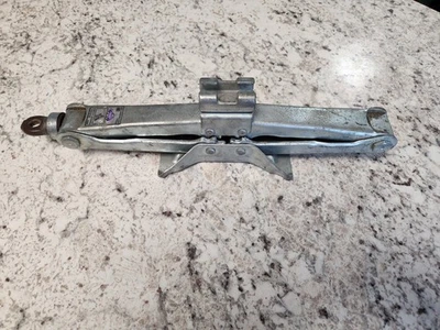 1988 TOYOTA / CAMRY / CELICA / TERCEL SPARE TIRE SCISSOR JACK P/N 09111-20060 - Image 1 of 3