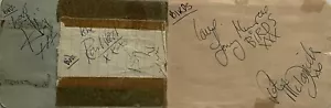 Página de libro de autógrafos totalmente firmada de The Rolling Stones: Ron Wood & The Birds Kinks - Imagen 1 de 10