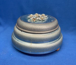 Caja sopladora de polvo musical de aluminio azul cepillado vintage con decoración de diamantes de imitación - Imagen 1 de 5