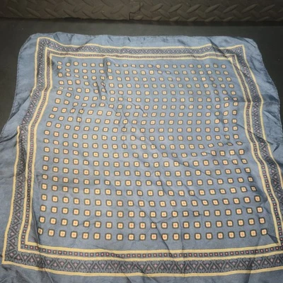 Pañuelo Bandana 19" Azul Y Dorado con Patrón Cuadrado Geométrico Foto 1 de 4