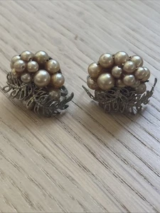 Pendientes racimo de perlas vintage años 50 atornillados mediados de siglo - Imagen 1 de 7