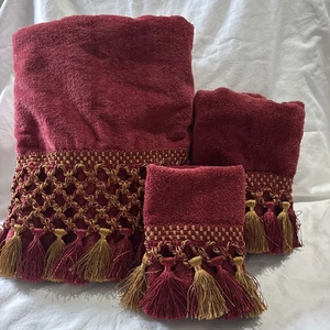 JUEGO DE TOALLAS DE BAÑO Y PUNTA DE DEDO AVANTI CUERDA ROJA Y DORADA DECORATIVA (3 PIEZAS) - Imagen 1 de 8