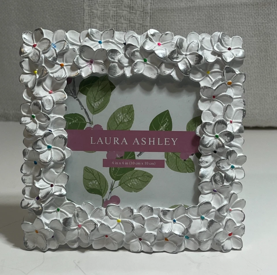 Marco de fotos floral de resina texturizada blanca y plateada Laura Ashley 4 X 4 Foto 1 de 4