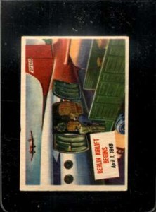 1954 TOPPS SCOOP R714-19 #61 BERLIN AIRLIFT BEGINS EXMT *X46513