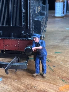 24Mm 3D Printed Hand Painted Figure leaning  Train Worker  Oo/Ho Scale Model - Picture 1 of 7