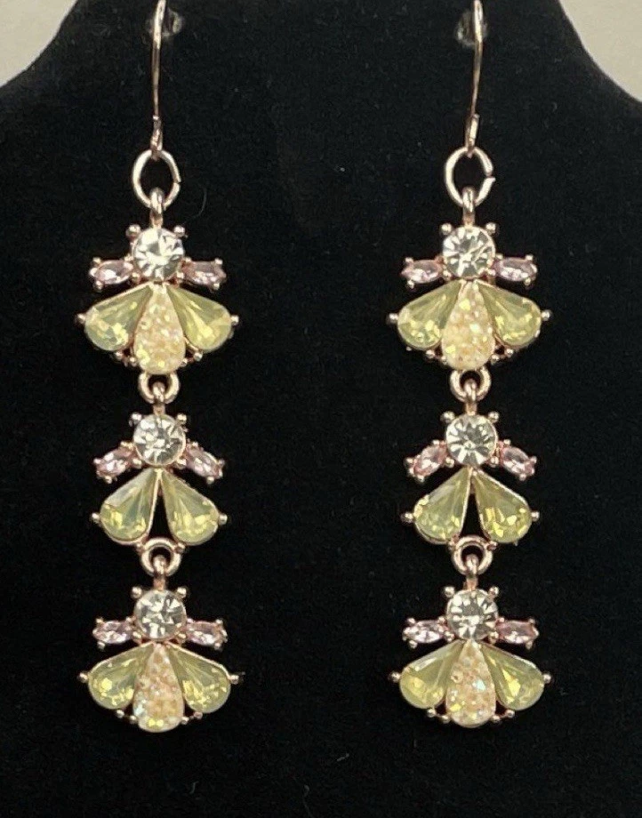 Pendientes colgantes de gancho en tono oro rosa sin firmar con pedrería facetada verde y transparente Foto 1 de 3