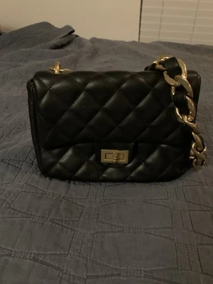 Black Lambskin Clutch With Brushed Gold Chain Foto 1 de 4