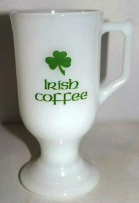 CAFÉ IRLANDÉS 10 oz. Taza con pedestal de vidrio de leche blanco trébol verde con patas Foto 1 de 4