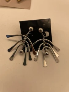 EUC Avon Silver Tone Dangle Clip-on Earrings - Picture 1 of 2