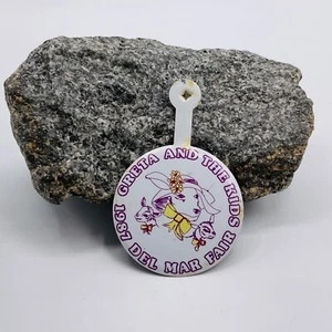 Distintivo Fiera Del Mar Metallo Greta E La Fattoria dei Bambini Vintage Pieghevole 1987 Souvenir - Foto 1 di 6