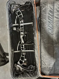 Prime Logic CT9 compound bow right hand used and accessories in pictures - Picture 1 of 10