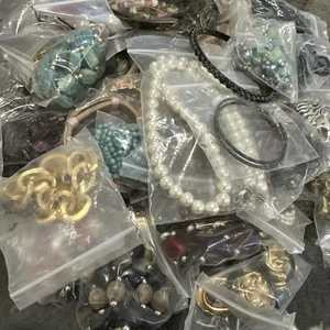 Joyero misterioso más de 3 1/2 joyas surtidas - Imagen 1 de 2