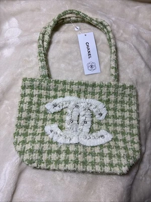 Bolso Chanel Beaute GWP Tweed Verde y Beige Nuevo con Etiquetas con Perla y Cristal CC Foto 1 de 4