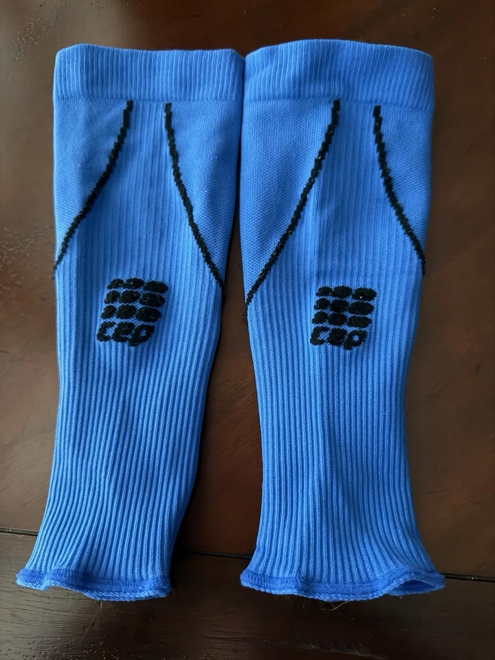 Mangas de pantorrilla de compresión CEP & Zensah azules con detalles negros y grises con negro Foto 1 de 2