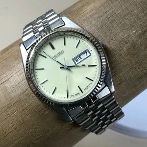 Vtg Seiko Men 7N43-8A40 Glow in the Dark Dial Day Date Quartz 34mm Watch 7 3/4" - Picture 1 of 12